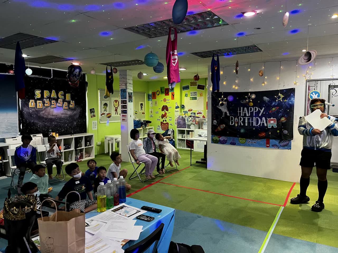 Children at a Newtonshow space birthday party in Hong Kong (5)