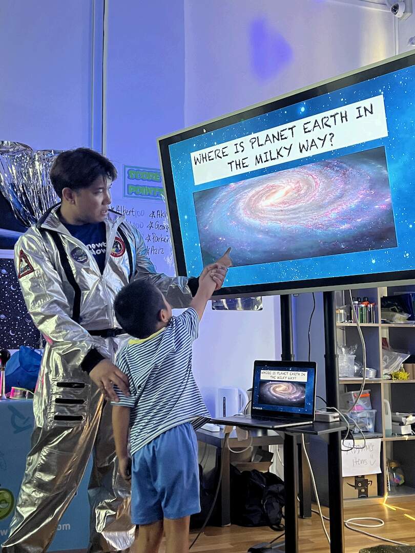 Children at a Newtonshow space birthday party in Hong Kong (6)
